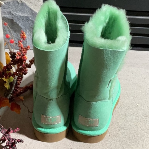 Ugg Bailey Seafoam Green Short Boots - Picture 3 of 3